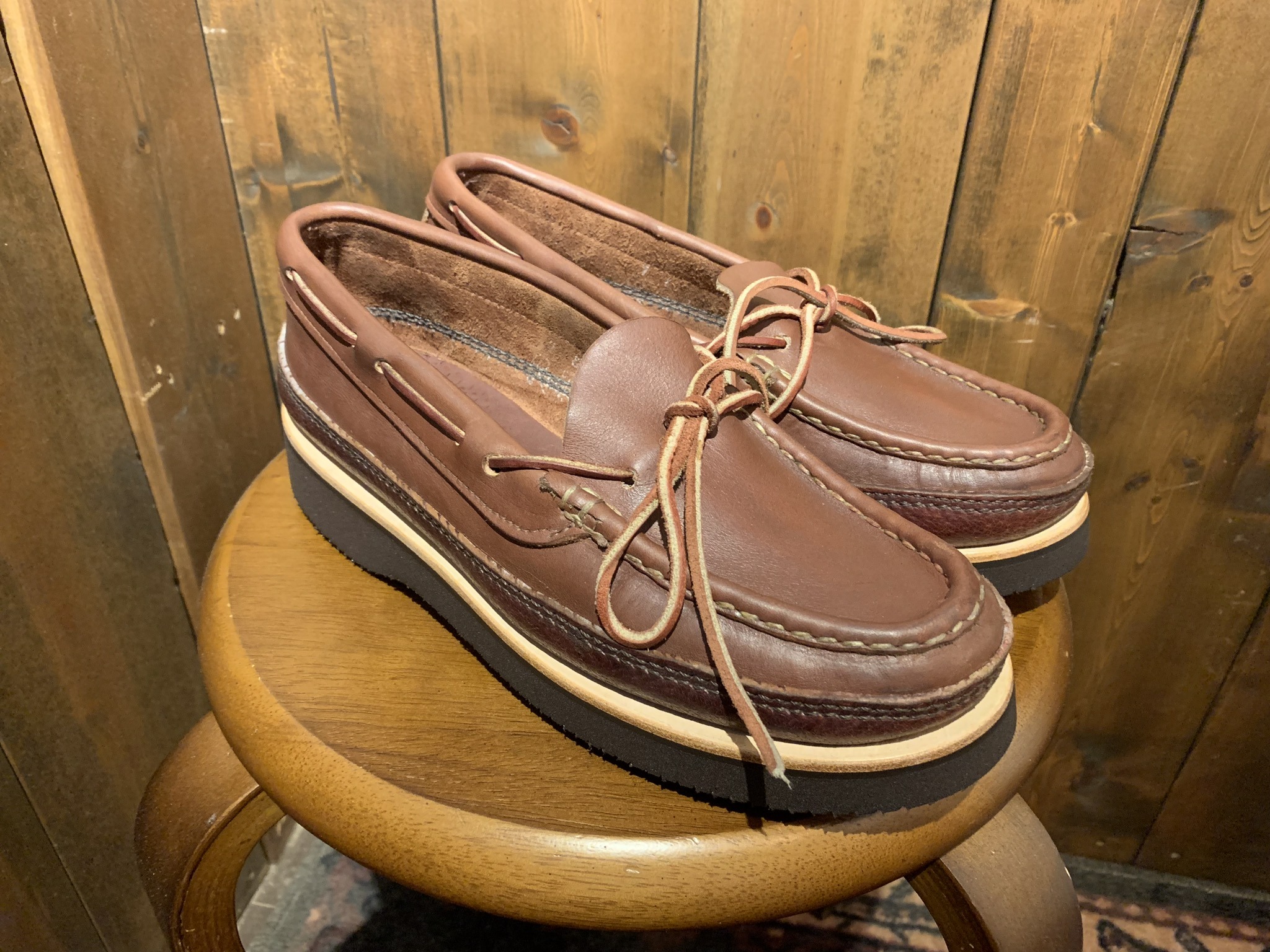 クーポン Russell moccasin ボートレザーシューズ キャンプモカ