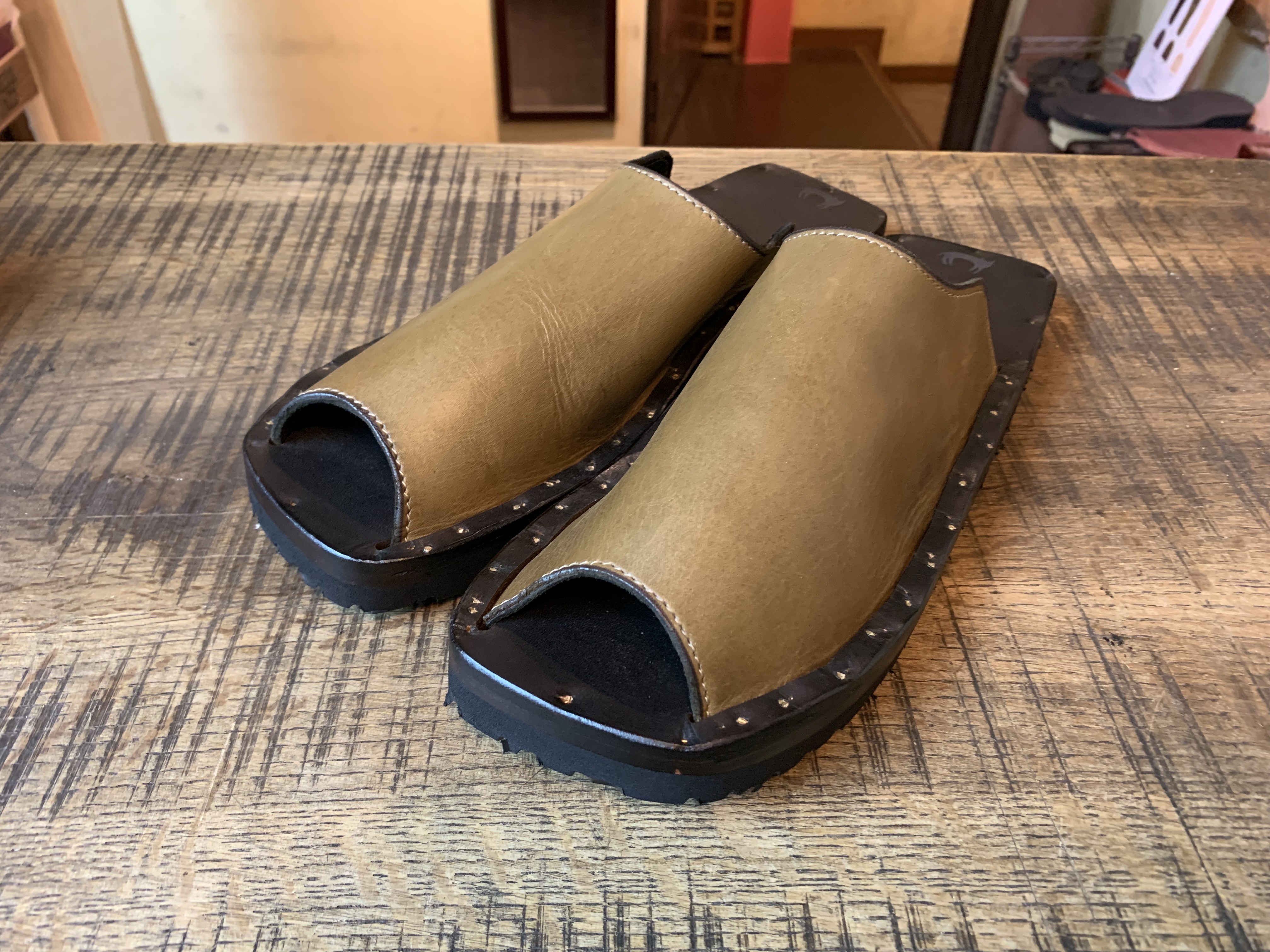 ユッタニューマン KAHTAN ユッタニューマン JUTTA NEUMANN KAHTAN カフタン レザーサンダル