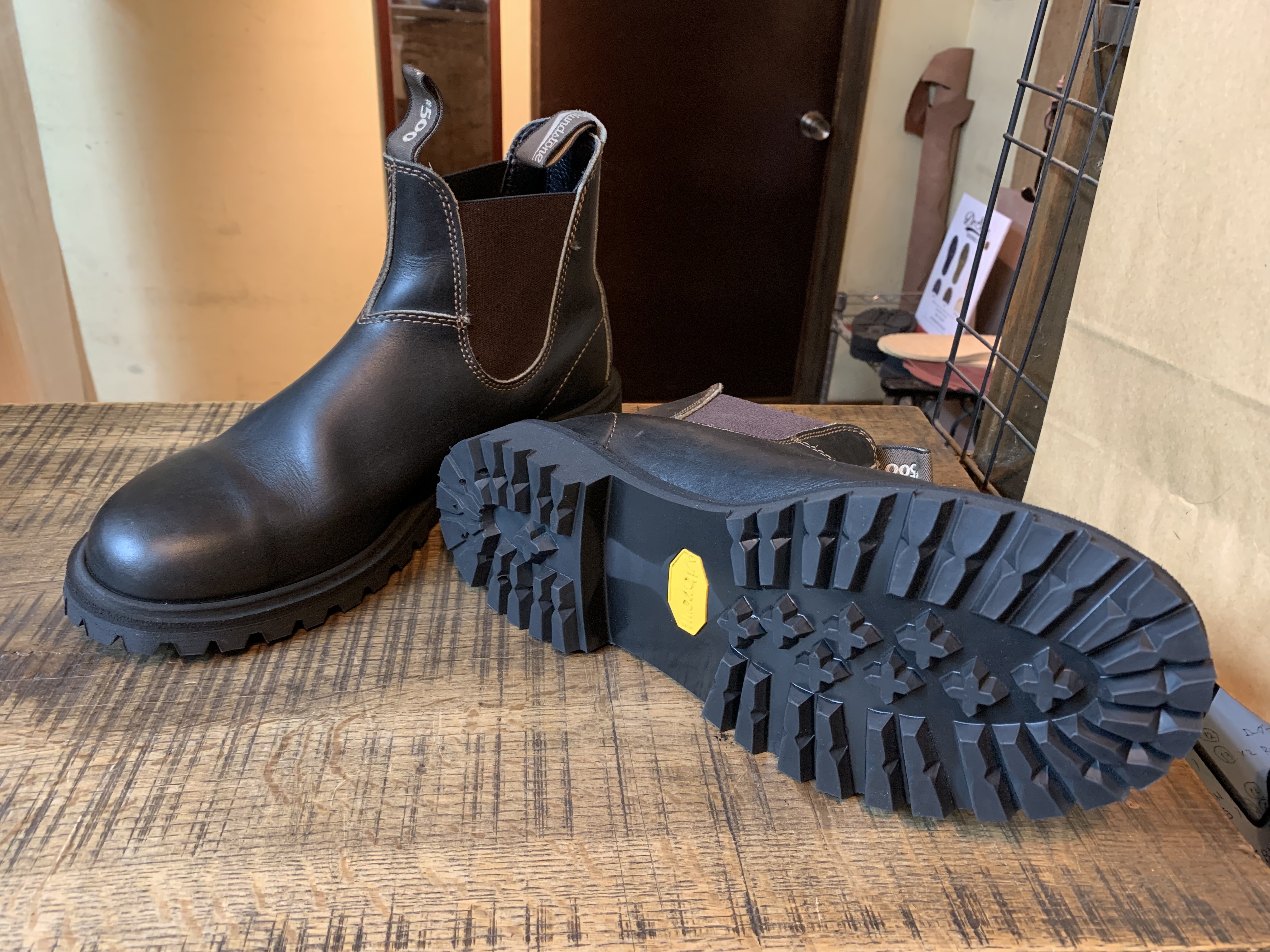 Blundstone 　サイドゴアブーツ　Black スウェード　ビブラムソール Blundstone サイドゴアブーツ Black スウェード ビブラムソール