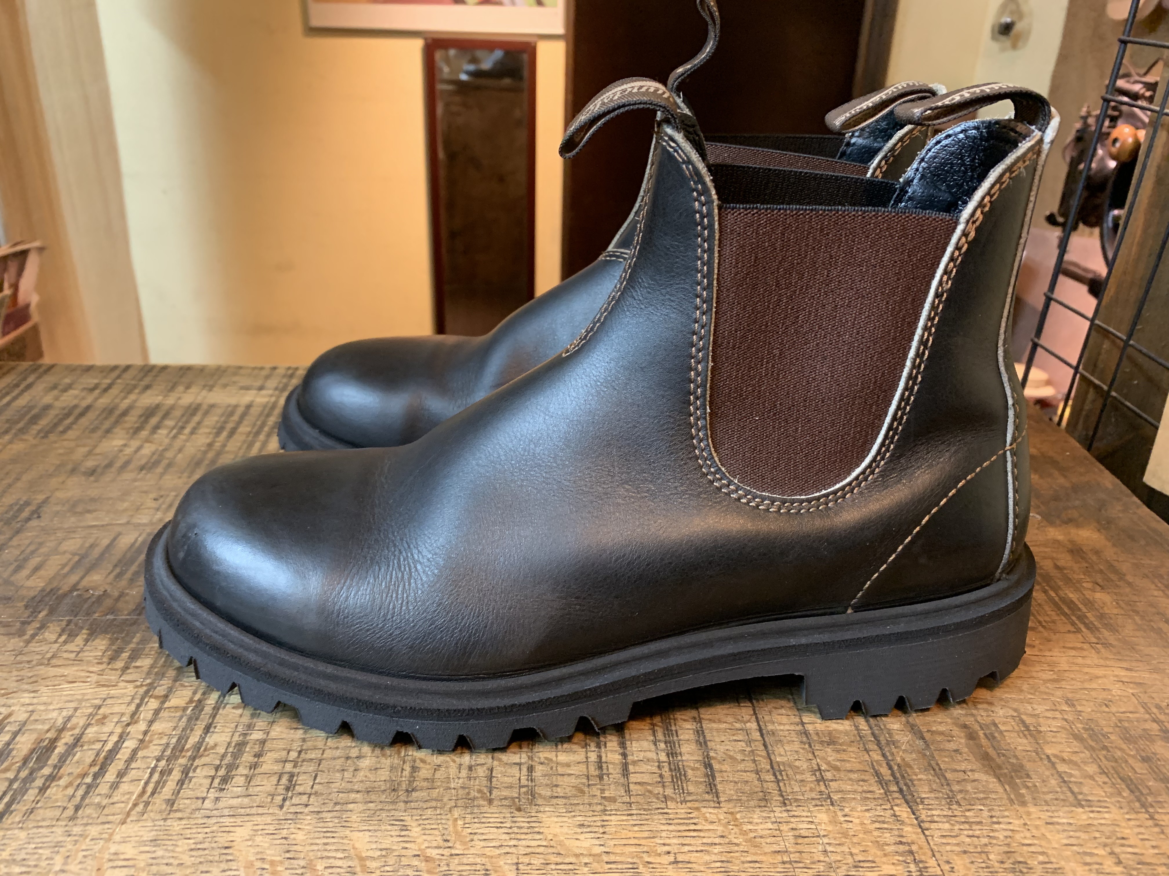 Blundstone 　サイドゴアブーツ　Black スウェード　ビブラムソール ビブラムソールのブランドストーン。待望の新世代サイドゴア