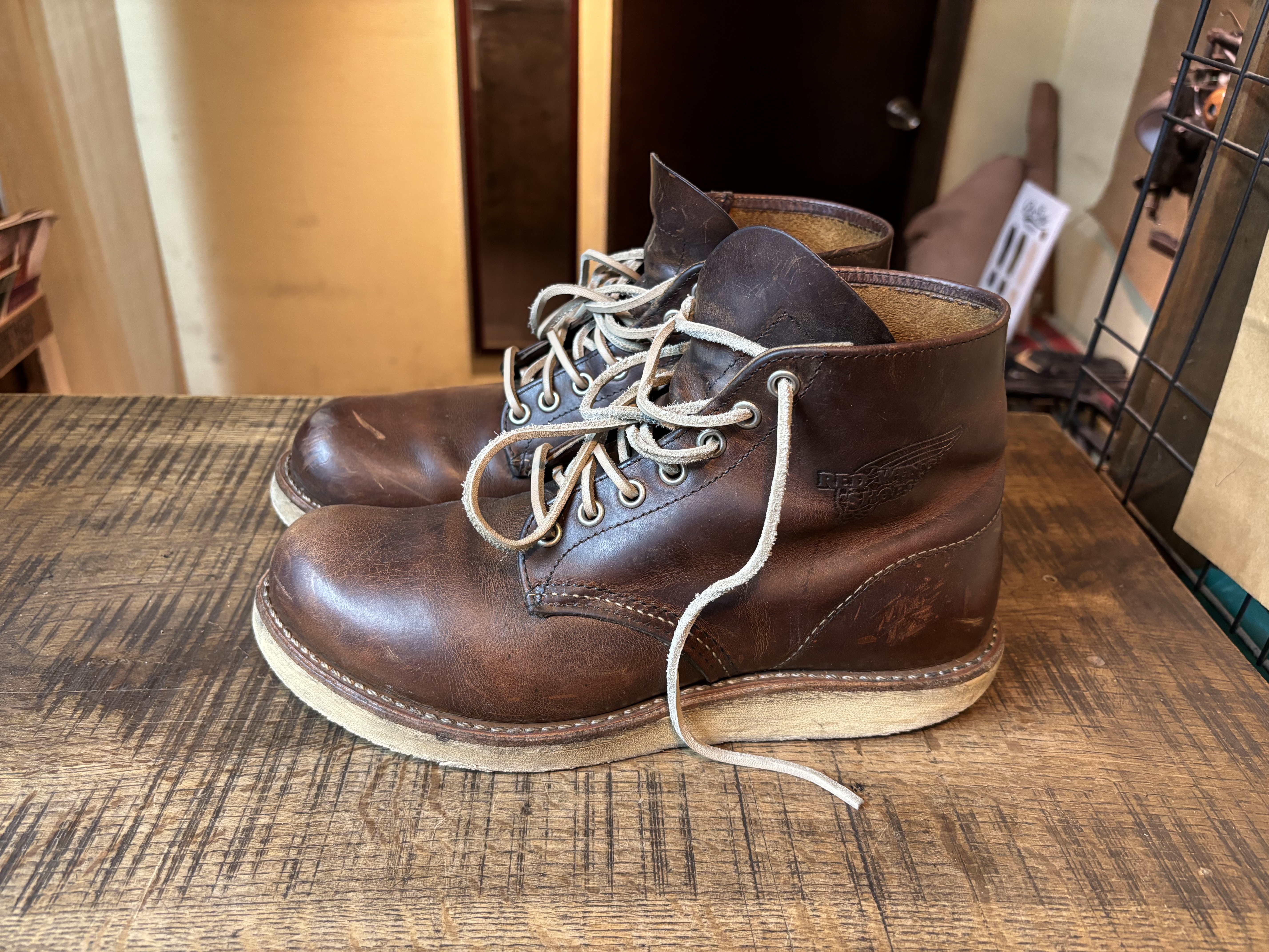 【丸洗い済】レッドウィング redwing 9111 US7D ハトメ交換 丸洗い済】レッドウィング redwing 9111 US7D ハトメ交換 レッド