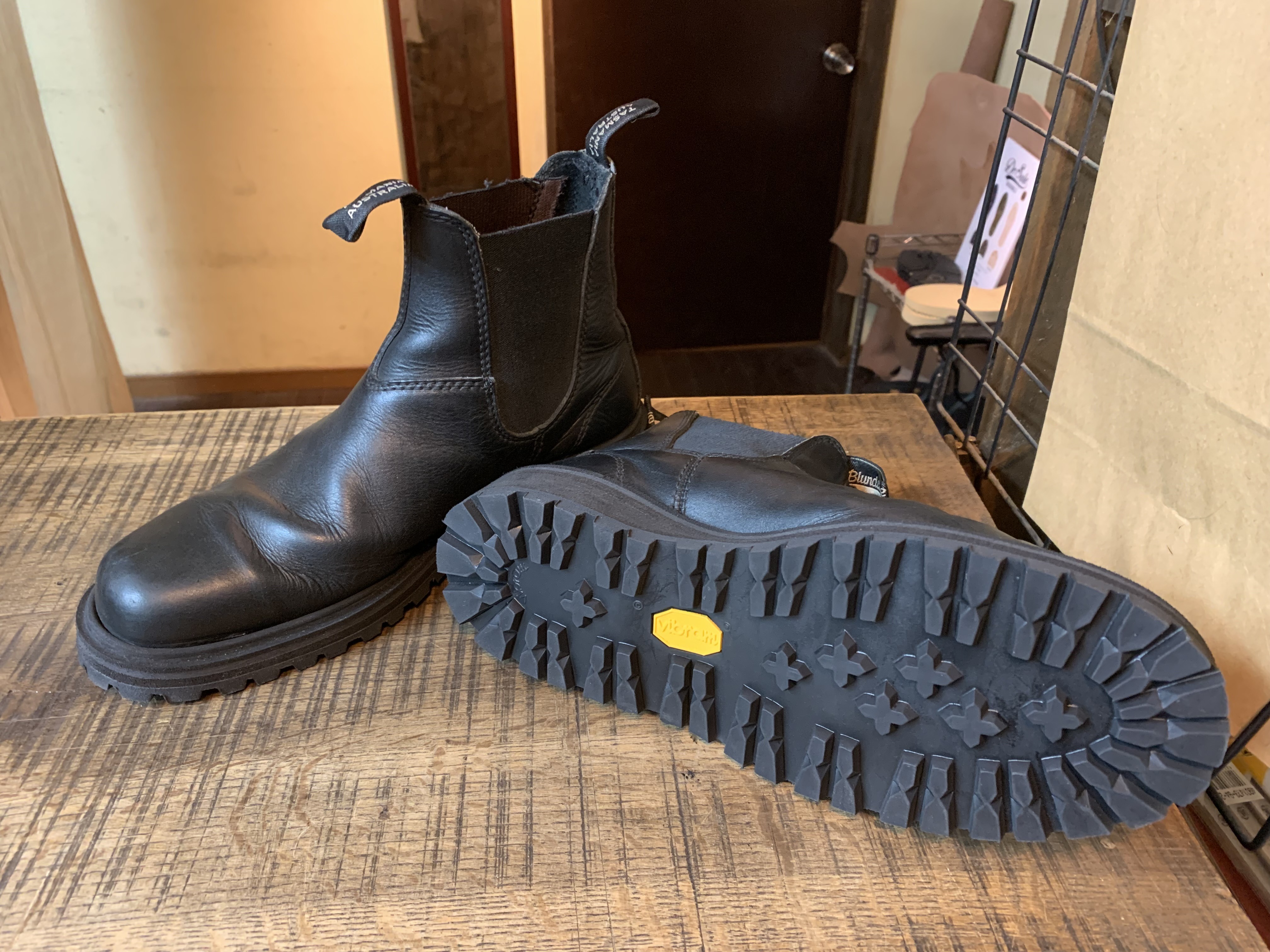 Blundstone 　サイドゴアブーツ　Black スウェード　ビブラムソール ビブラムソールのブランドストーン。待望の新世代サイドゴア